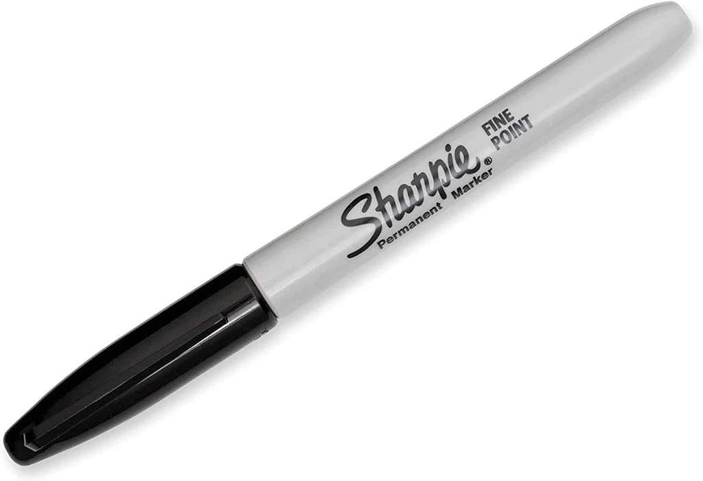 Marcador permanente Sharpie punta fina.