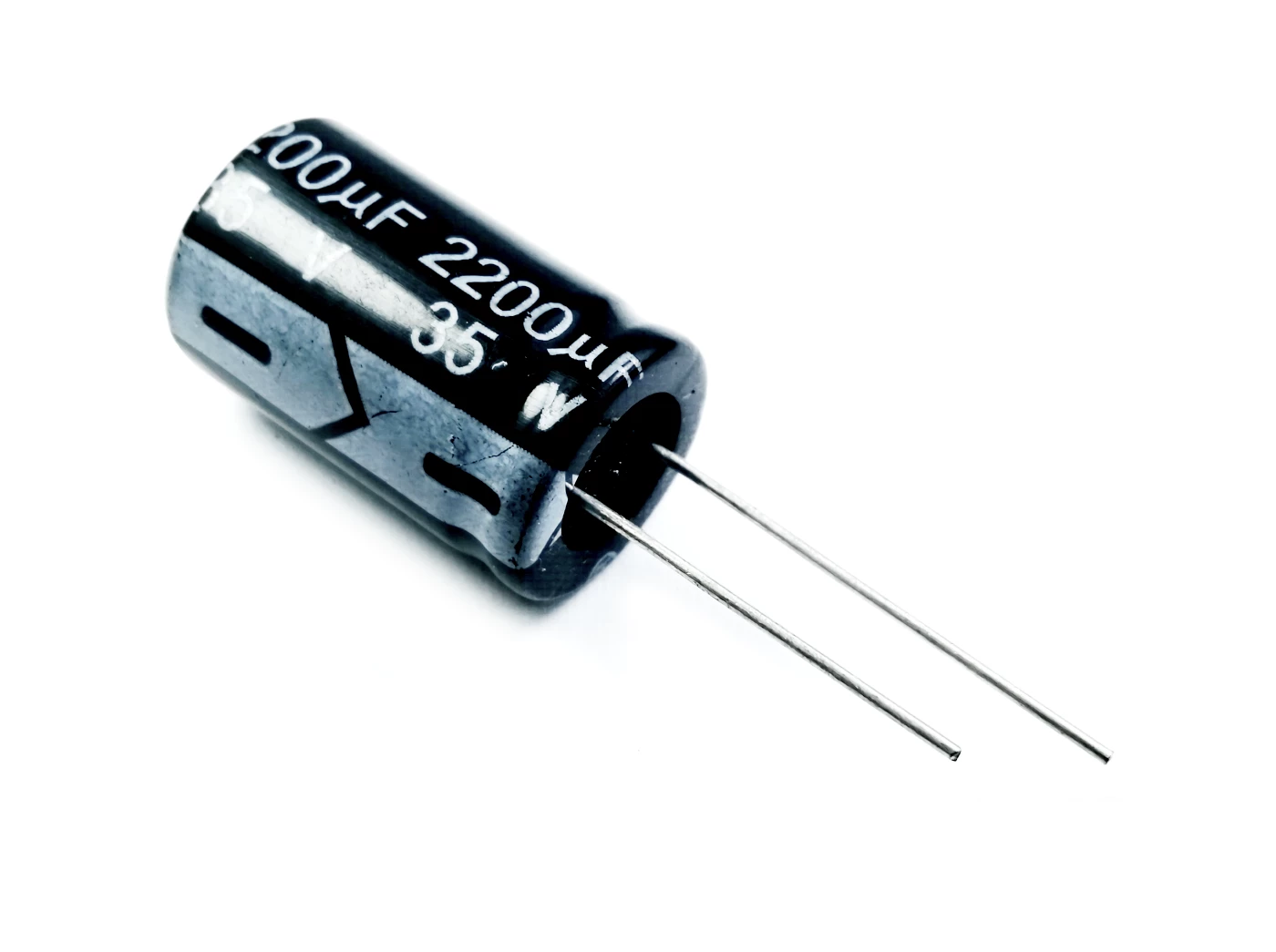 Capacitor electrolítico 2200 uF 35V.